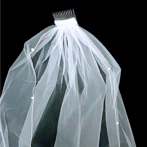 💕A Bridal Wedding Veil in white. Single Tier with Pearls on the edge. - Picture 5 of 8